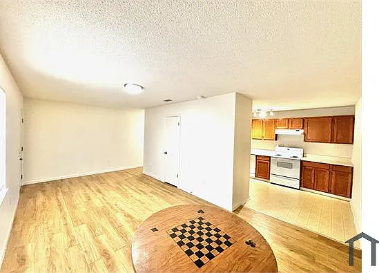 1 bed, 800 sqft, $1,100 — Photo 3