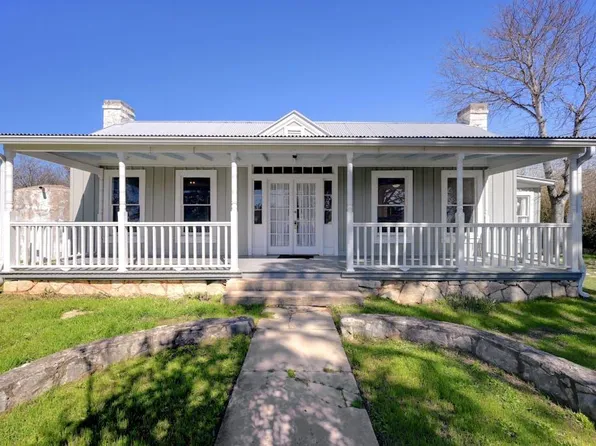 802 9th St, Blanco, TX 78606