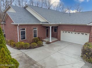 2383 Mountain Dr, Lenoir City, TN 37772