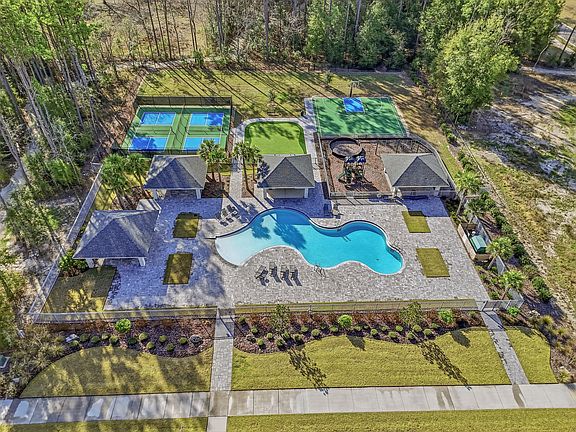 4th image of 534 SW 145th Dr