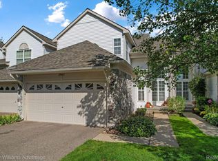 2543 Pine Dr, Wixom, MI 48393