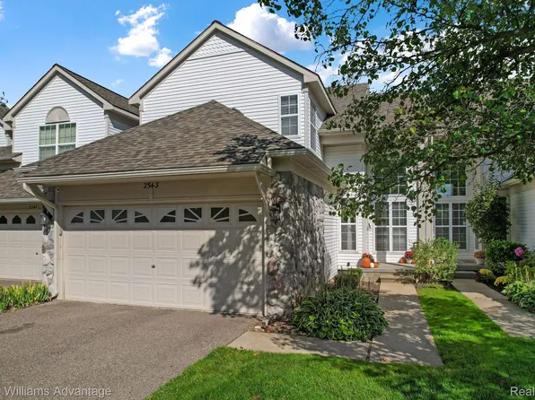 2543 Pine Dr, Wixom, MI 48393