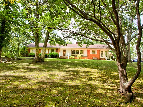 5th image of 1890 Oak Dr