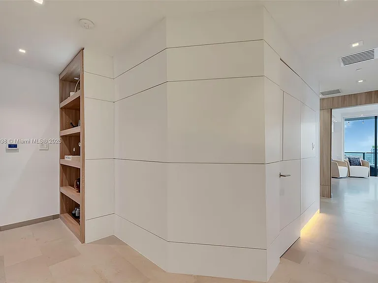 68 SE 6th St #3911 — Photo 7