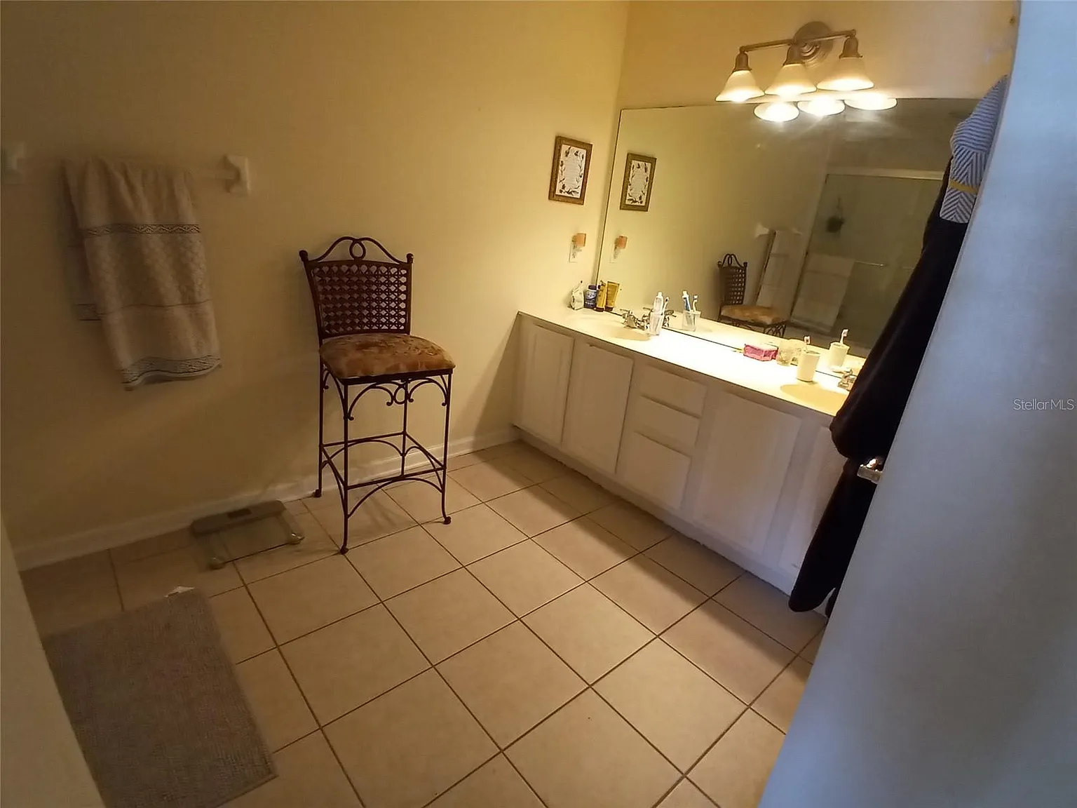 3 bed, 2.5 bath, 1687 sqft, $2,100 — Photo 3