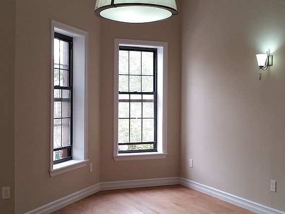 3rd image of 518 Van Buren St #2