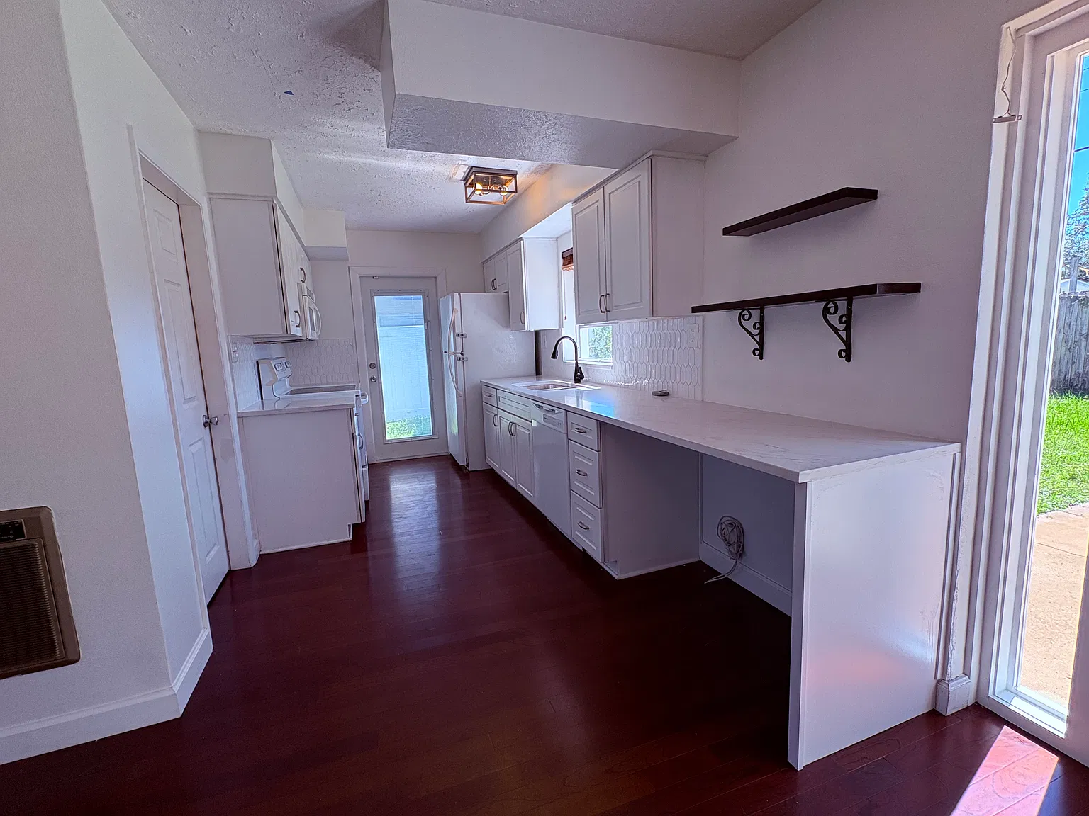 3 bed, 1296 sqft, $2,650 — Photo 2