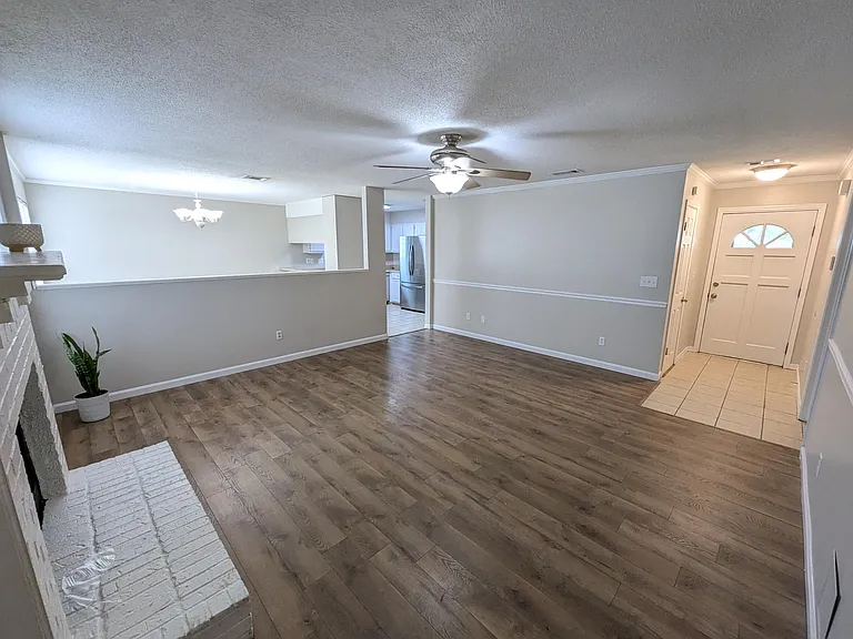 1625 Campbell Dr N — Photo 3