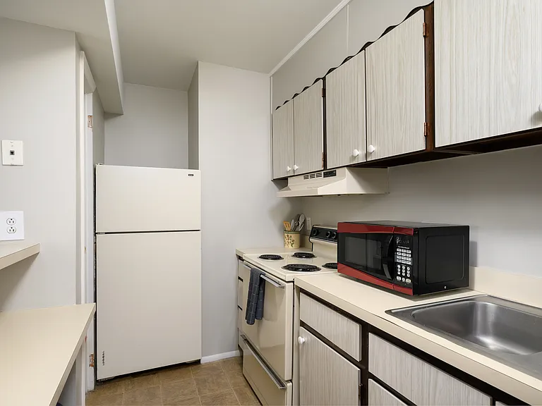 Heritage Court Apartments — Photo 12