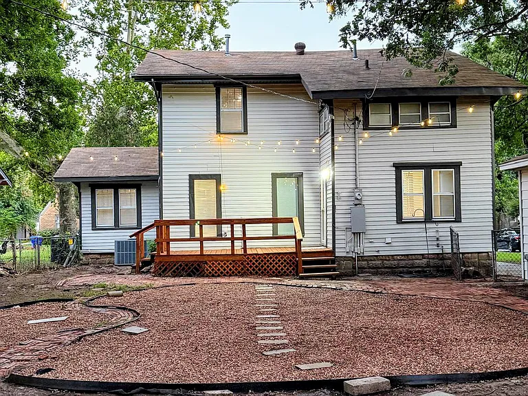 317 E Duffy St — Photo 2
