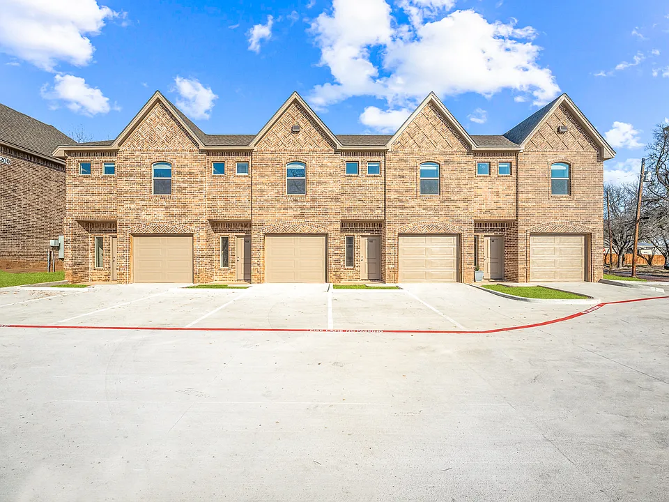 1011 W Vanderbilt St #203