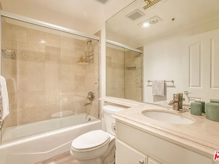 930 N Doheny Dr #103 — Photo 17