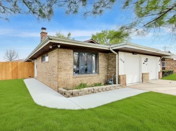 1310 Beverly Ln, Streamwood, IL 60107