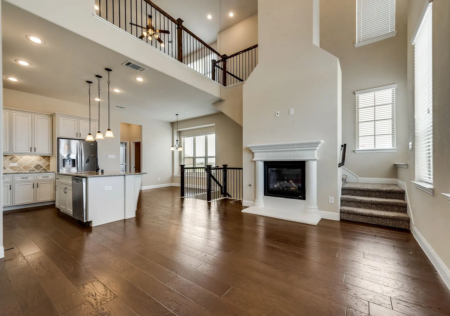 Beautiful 2080+ sqft townhouse 3 Bed 3.5 Bath - Ready to move in — Photo 3