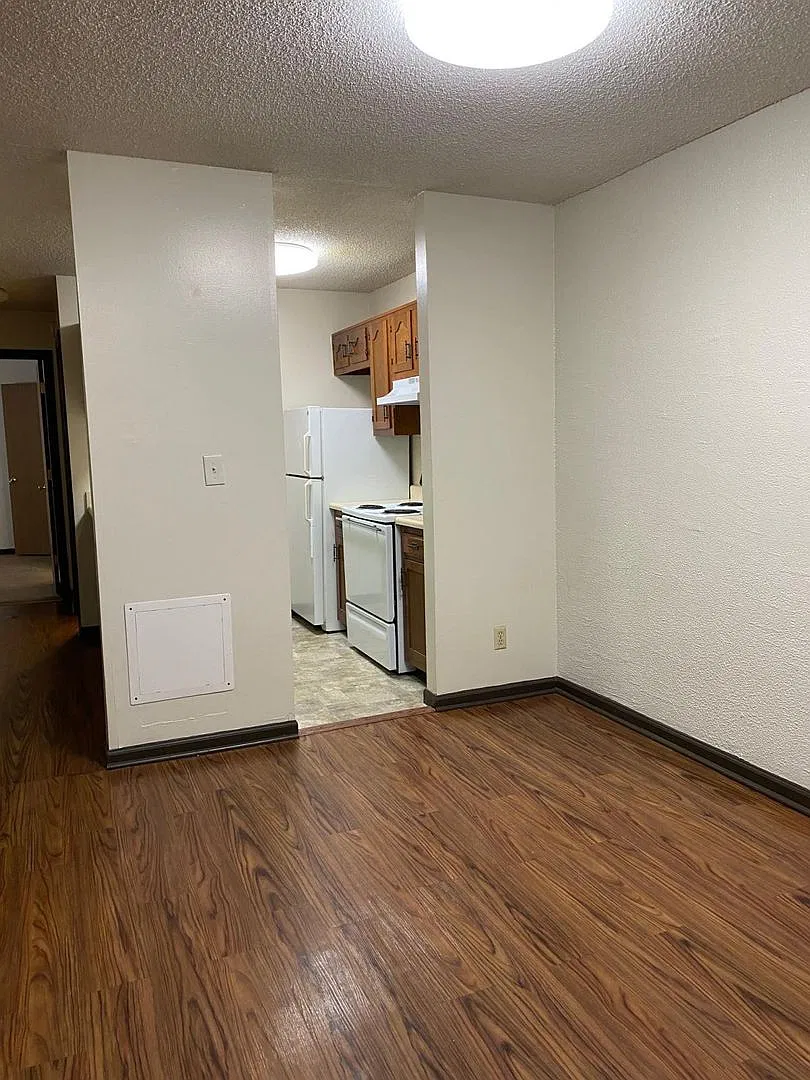 Spacious 2-Bedroom Apartment near Dillon's & Washburn University! — Photo 4