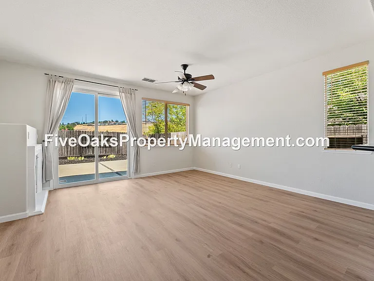 2242 Zittel Dr — Photo 3