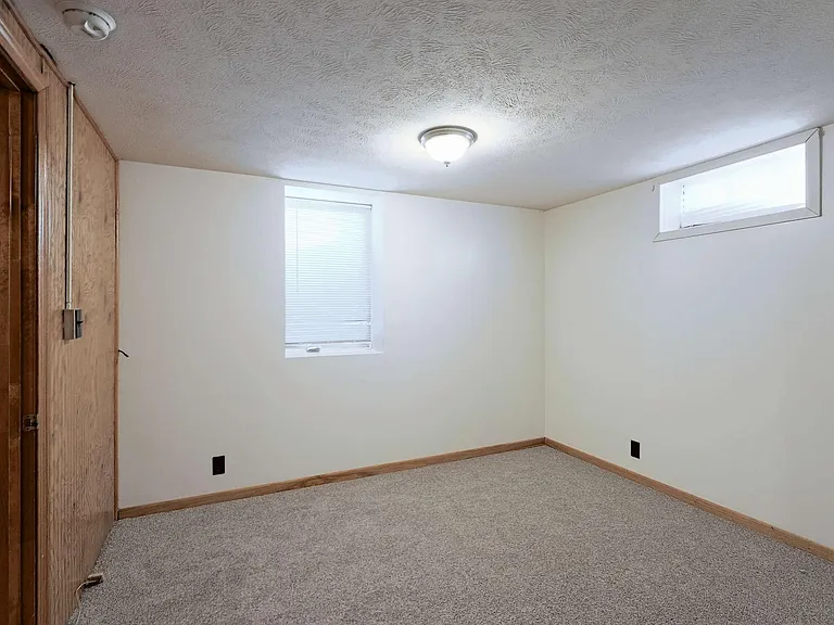 940 S 48th St — Photo 36