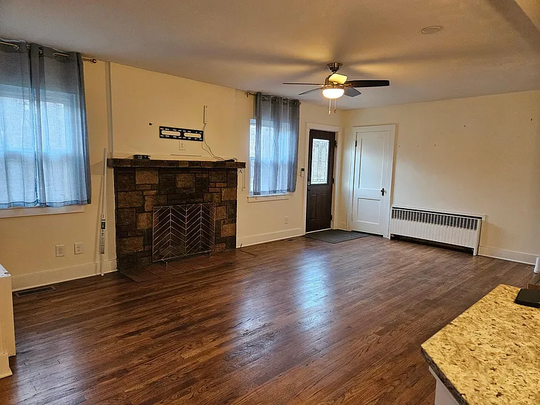 2419 Middle Rd — Photo 2