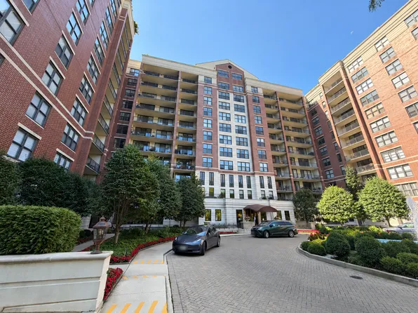 55 W Delaware Pl #208-P052, Chicago, IL 60610