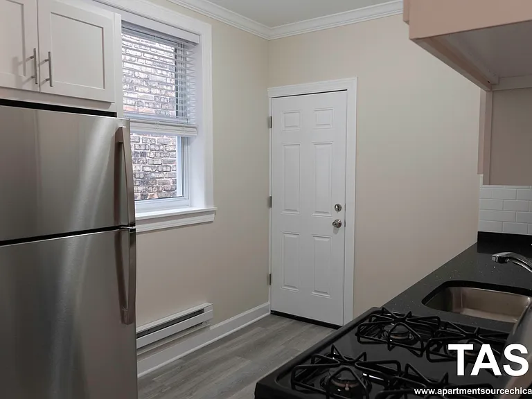 646 W Roscoe St #2 — Photo 5