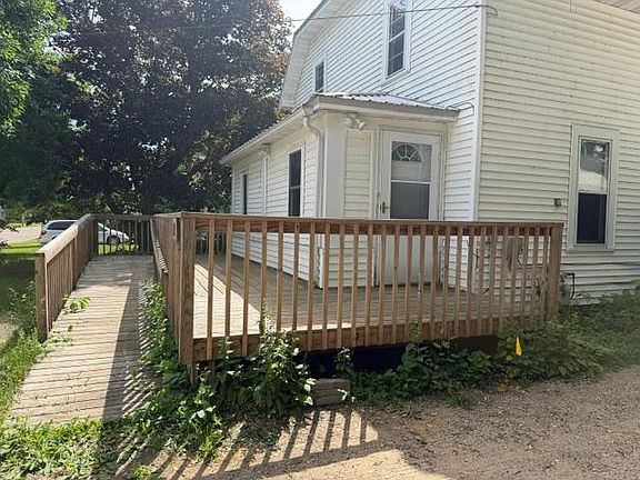 3rd image of 217 W Oak St