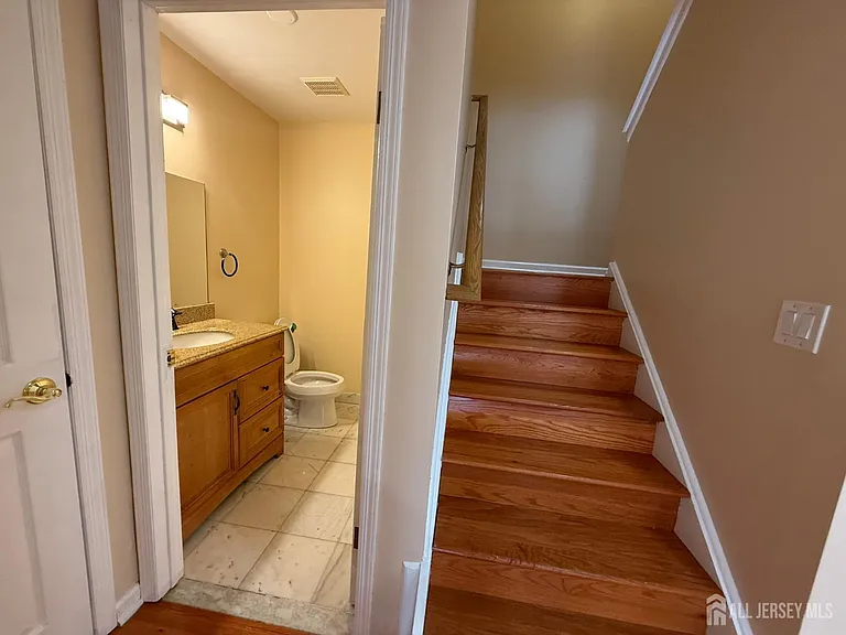 1302 Edison Glen Ter — Photo 14