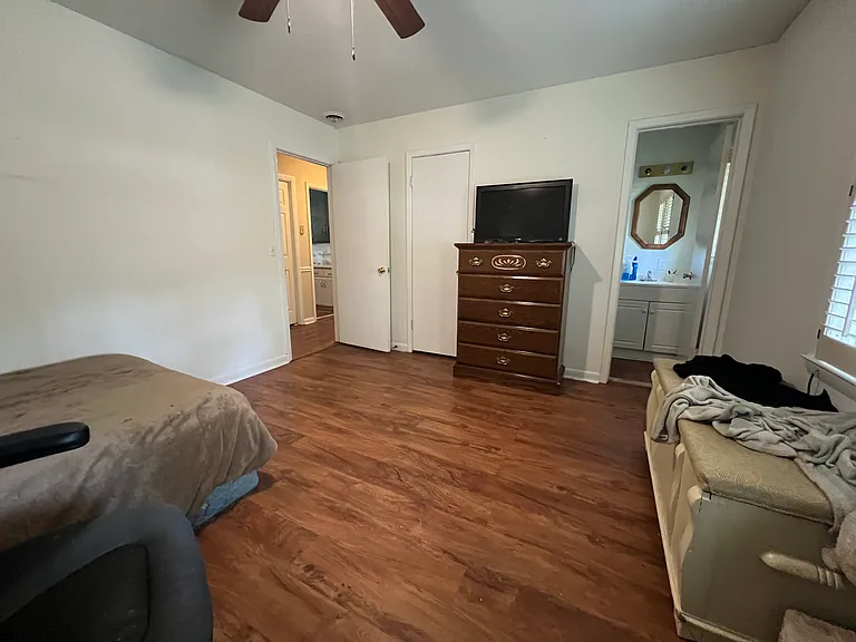 209 Faculty Blvd — Photo 12