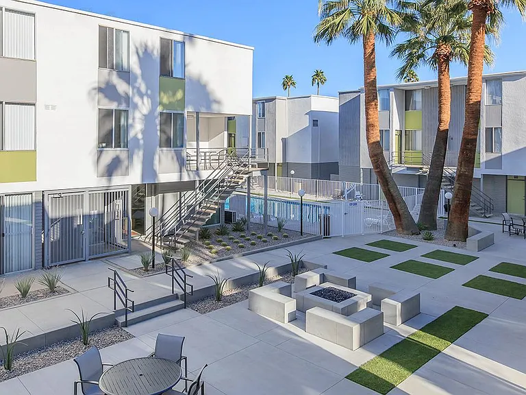 Latitude 33 — Photo 14