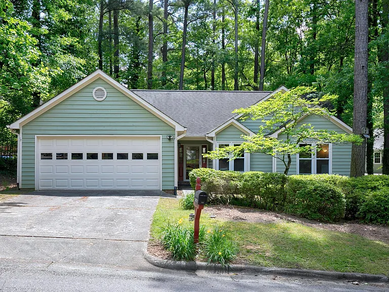 113 Wethersfield Dr — Photo 2