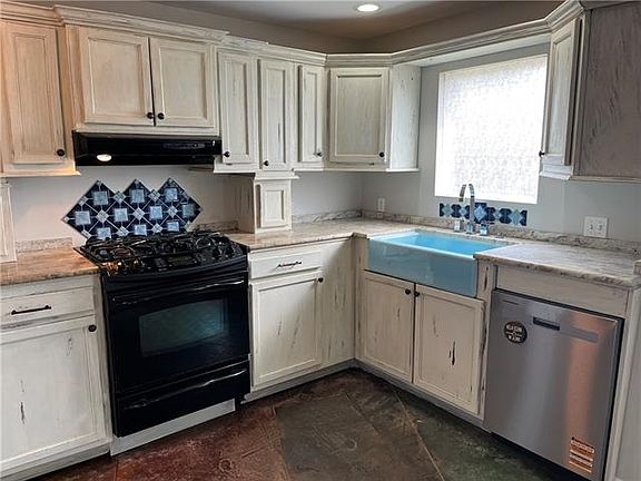 3rd image of 6760 Bellaire Dr