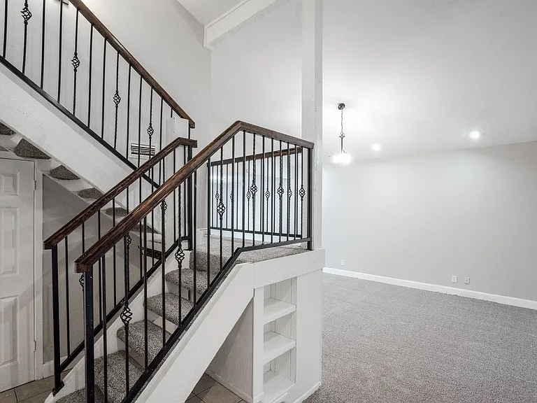 902 Firestone Ln — Photo 12