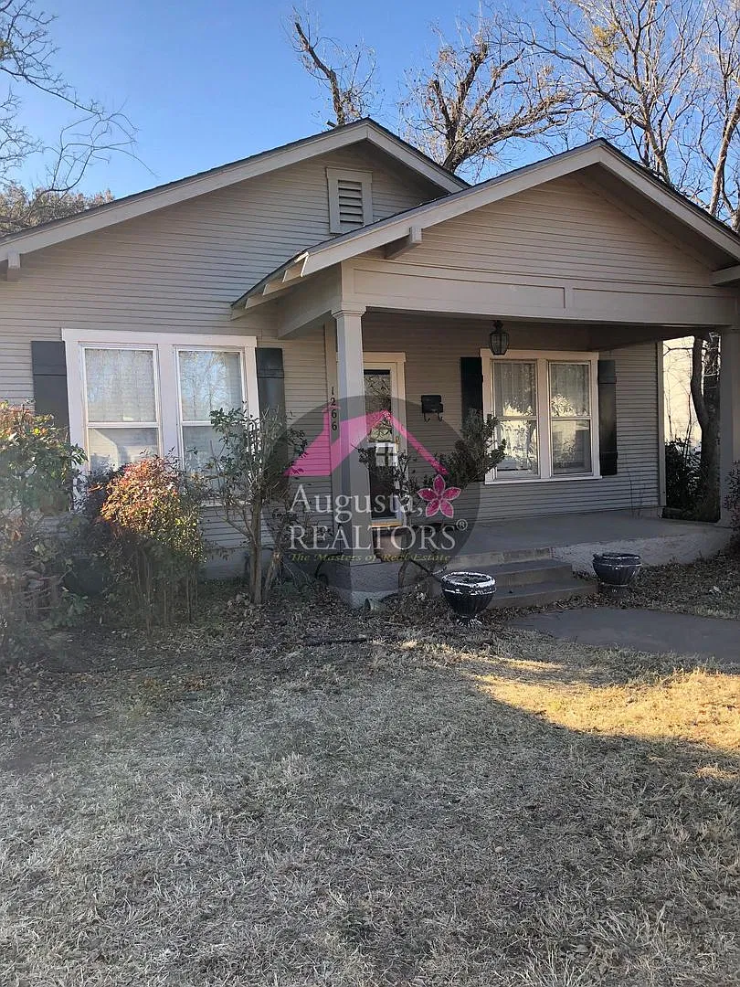 Cute Cute Cute 3 Bedroom Home!! — Photo 1