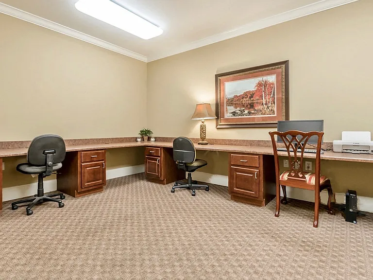 Parkland Manor — Photo 16