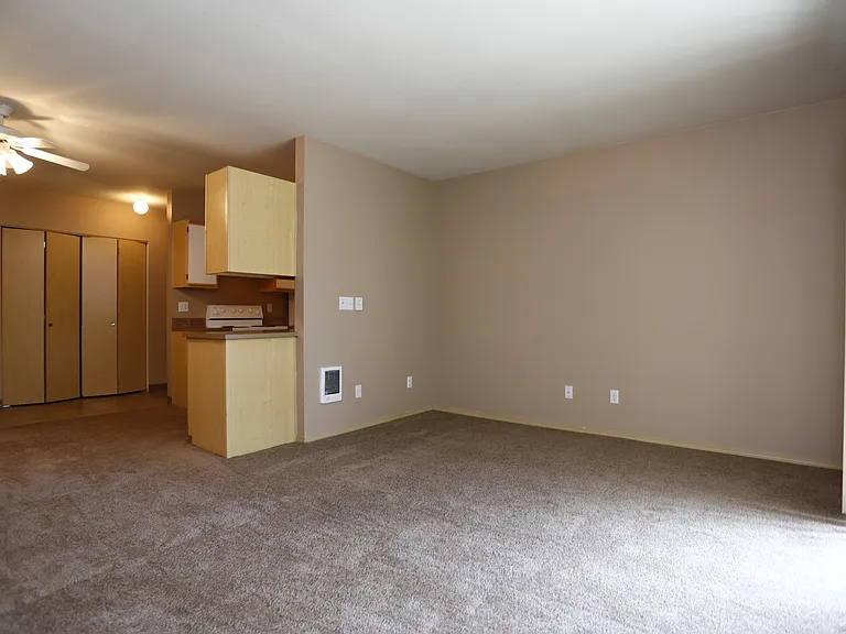 Gateway Village Apartments — Photo 61