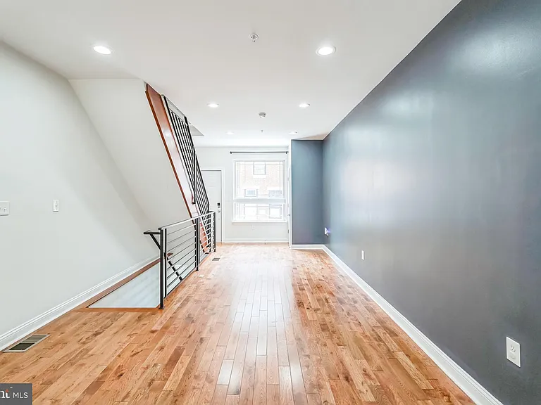 2241 Sears St — Photo 2