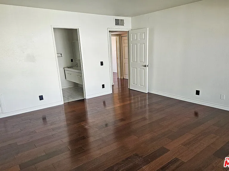 13243 Vanowen St #3 — Photo 20