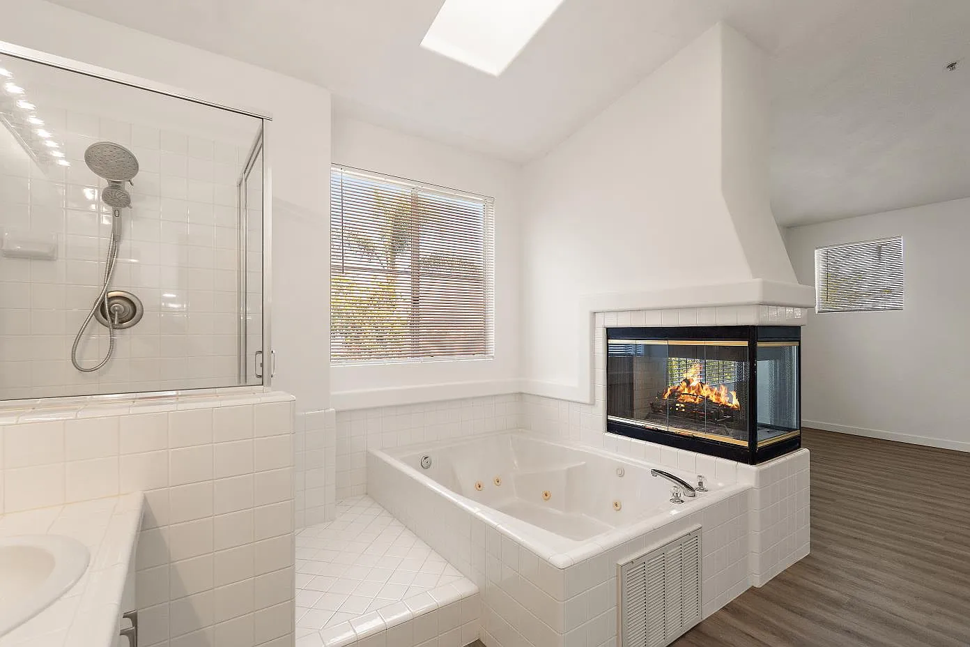 4 bed, 3.5 bath, 2076 sqft, $5,500 — Photo 1