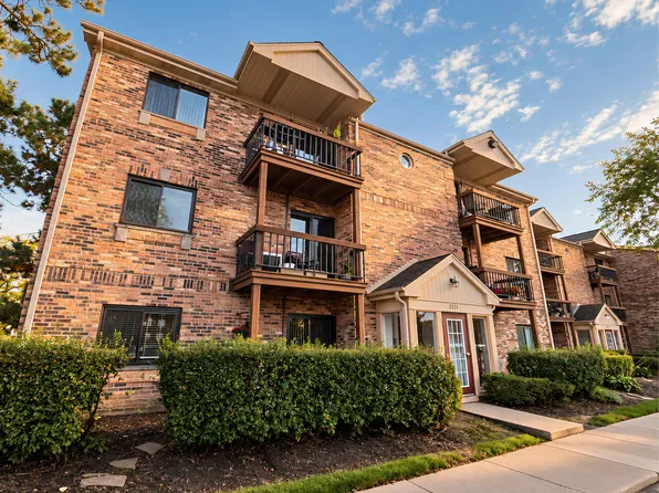 2221 Nichols Rd #F, Arlington Heights, IL 60004