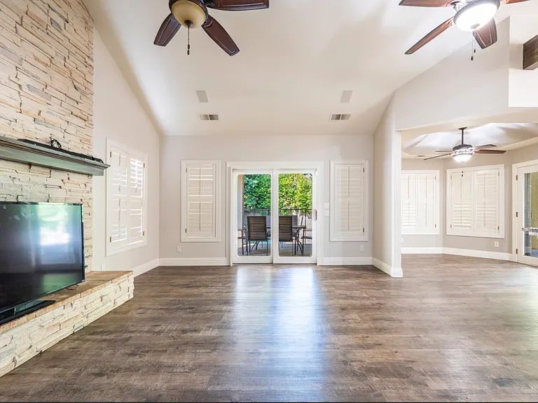 585 E Chesapeake Cir — Photo 11