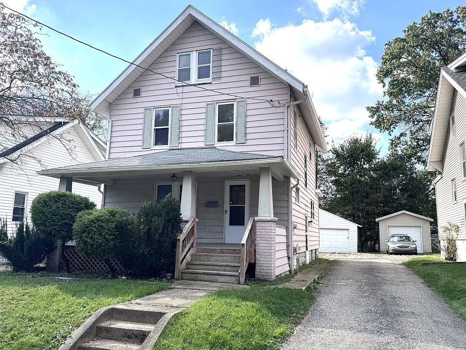 1098 Big Falls Ave
