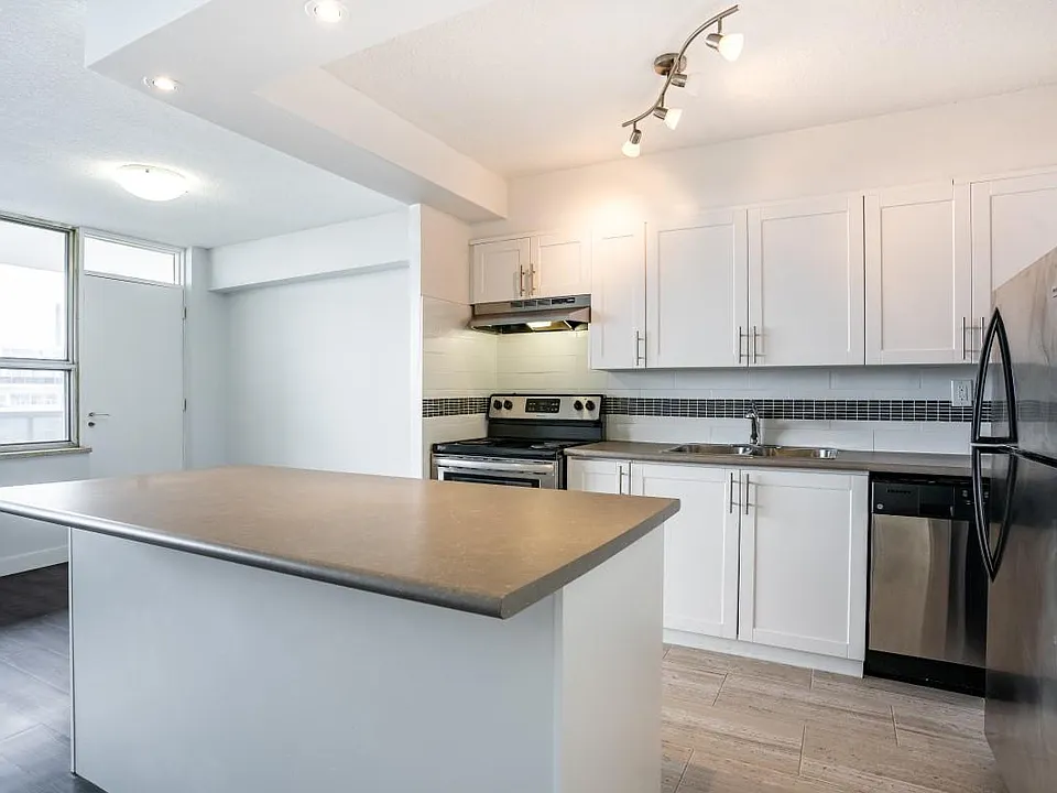 33 Davisville Ave