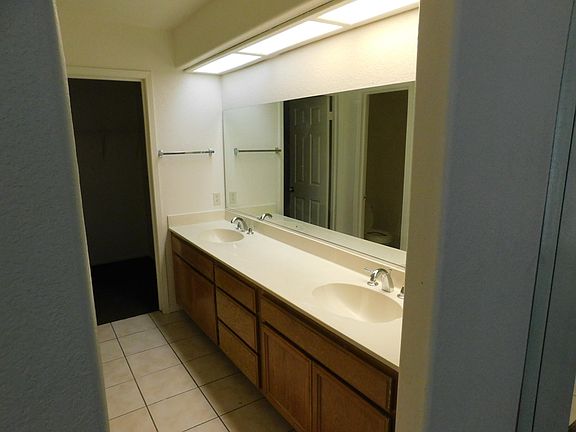 4th image of 15484 Ventura Ln
