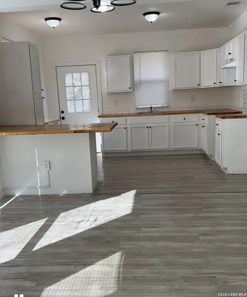 3 bed, 1396 sqft, $1,850 — Photo 1