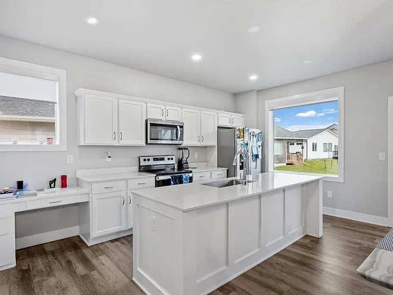 1445 SE Mesa Dr — Photo 3