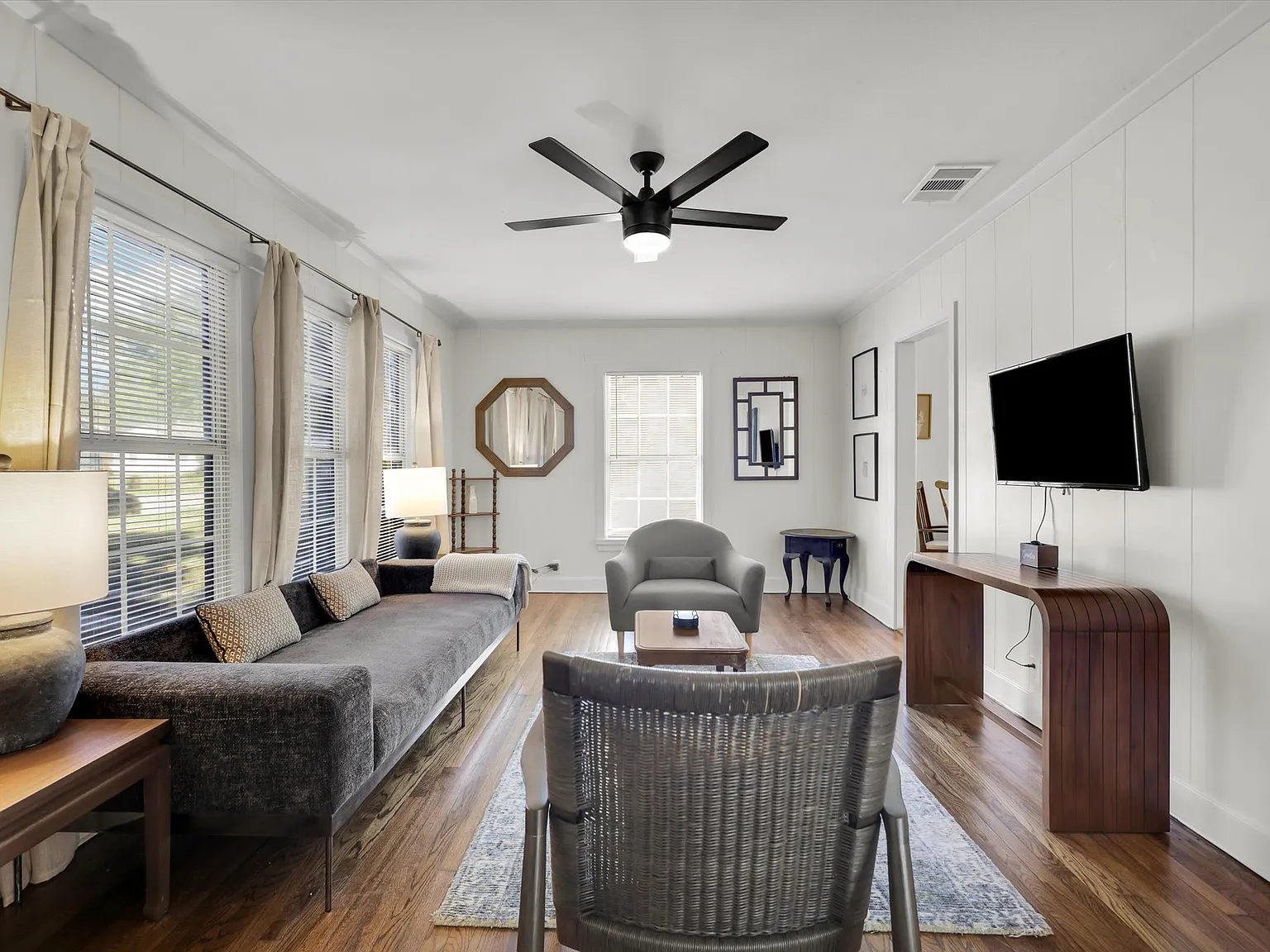 2 bed, 924 sqft, $1,700 — Photo 2