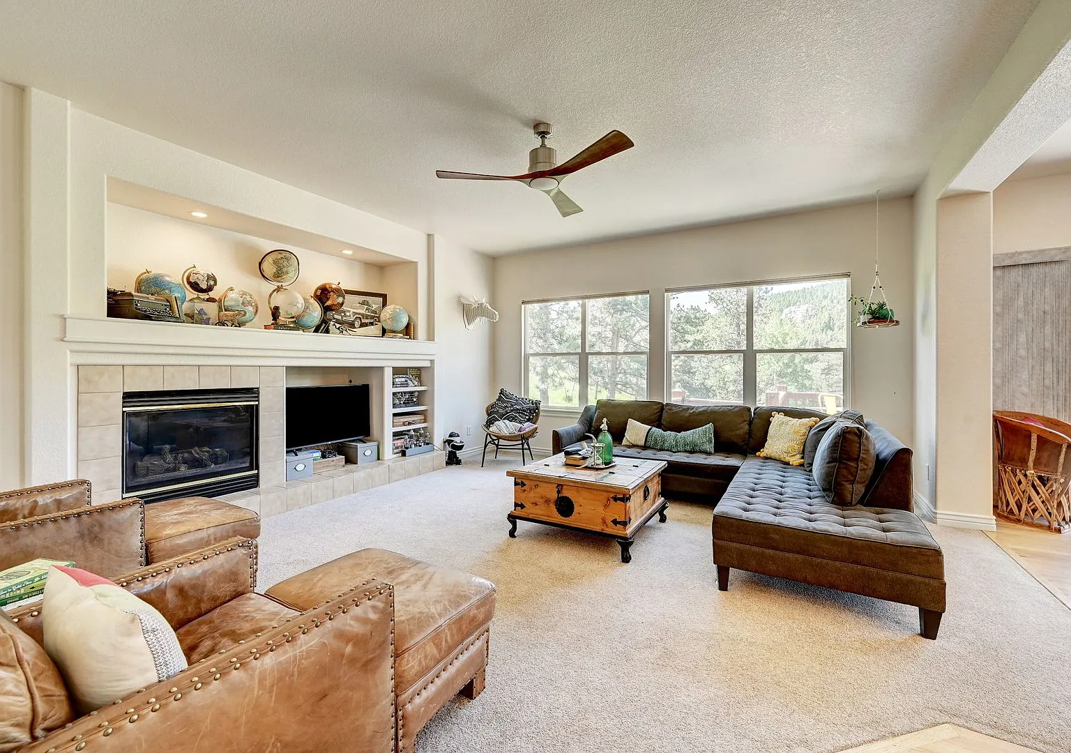 Beautiful Evergreen Home — Photo 3