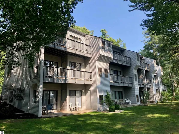 5668 Creeks Xing, Williamsburg, MI 49690