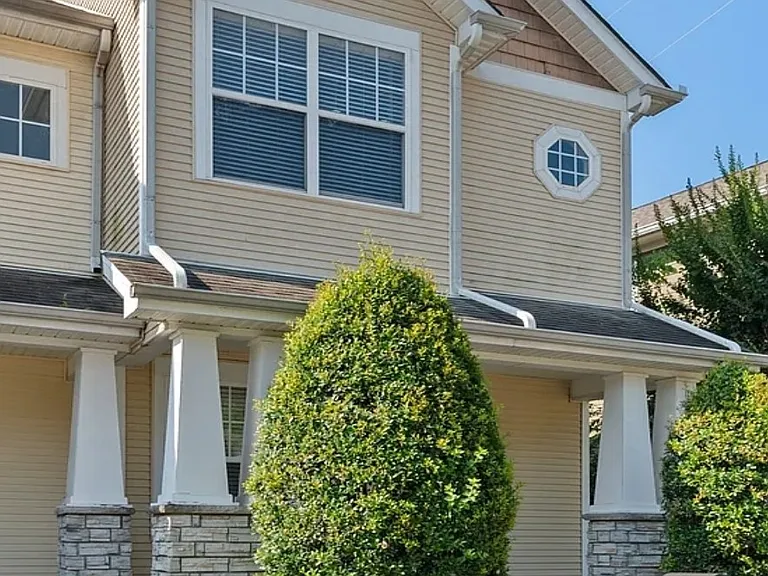 809 Benton Ave — Photo 1