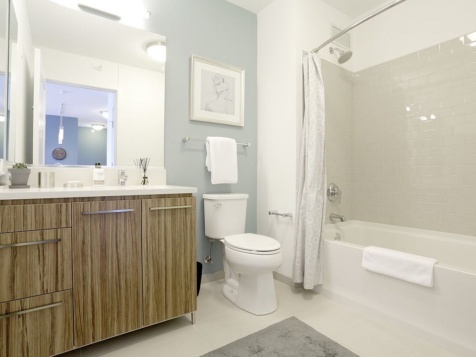 1st image of 370 N Orleans #1611