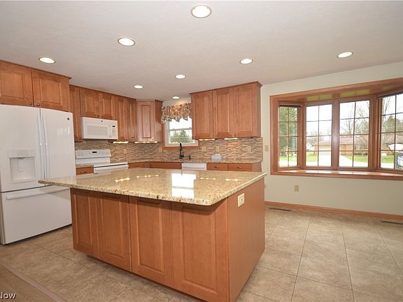 4th image of 987 Howard Dr